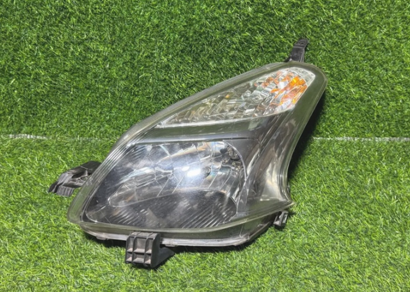 Передняя фара от Toyota Ractis, левая сторона
